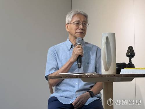 ◇최지순 원로 연극인이 7일 춘천 아트프라자에서 열린 ‘최지순 연극 아카이브-시간을 잇다’ 개막식에 참석해 아카이브 토크를 진행하고 있다. 사진=김오미기자