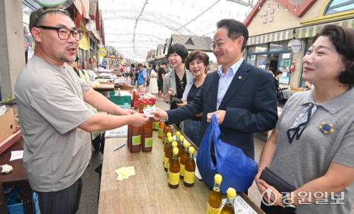 더불어민주당 허영(춘천·철원·화천·양구 갑) 국회의원과 부인 정현자씨를 비롯한 지역위원회 의원 및 당원들은 7일 춘천 풍물시장을 찾아 민생회복 소비쿠폰 장보기 행사를 가졌다. 박승선기자