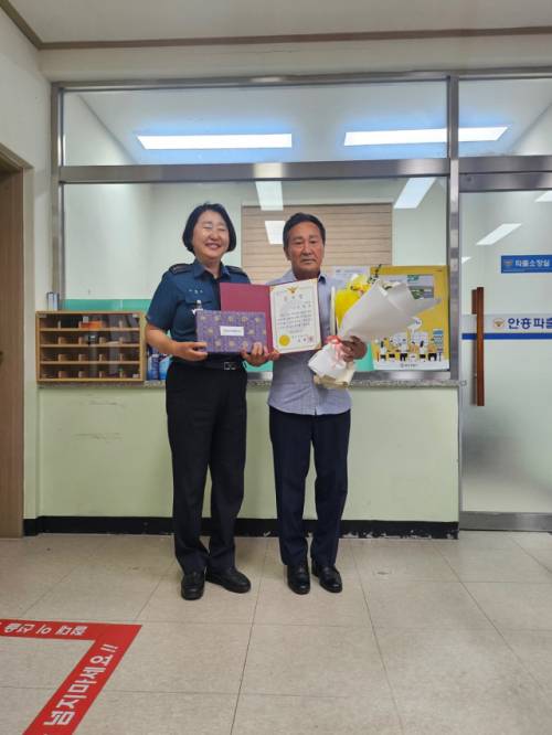 ◇횡성경찰서는 7일 안흥파출소에서 진철호 안흥5리 이장에게 불법 투기 현장 적발에 기여한 공로로 감사장을 전달했다.