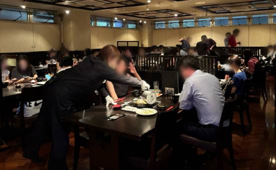 하카다 모츠나베 야마나카 아카사카점 내부 모습. 이곳은 언제나 현지인을 비롯해 한국 관광객 등으로 붐빈다.