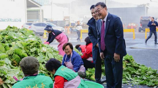 사랑의 김장담그기 행사장을 둘러보고 있는 김윤철 군수.