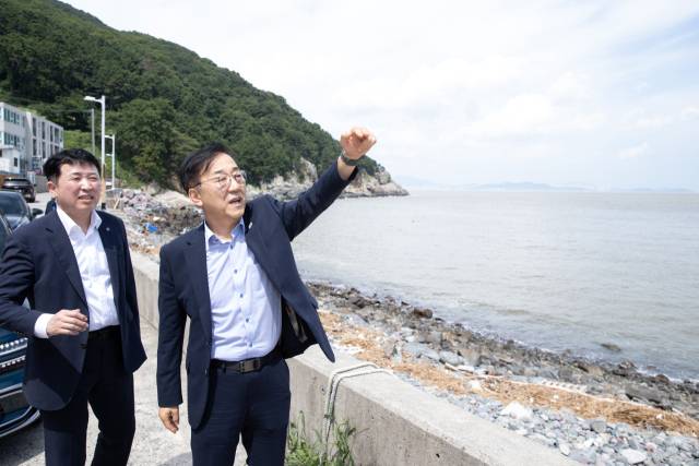 김윤덕 국토교통부 장관이 7일 오전 부산 가덕신공항 건설 부지를 찾았다. 국토교통부 제공