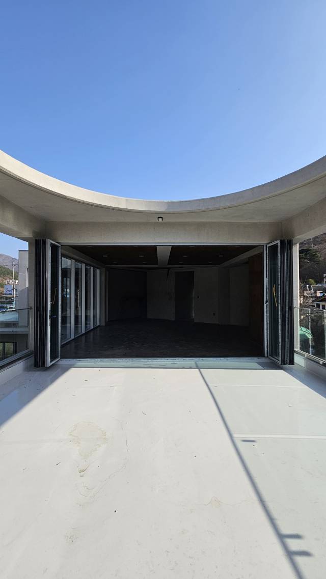 ‘우아한 Elegant’의 내외부 경계.