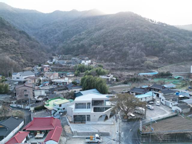 창원시 마산회원구 내서읍 신감리에 위치한 ‘우아한 Elegant’ 전경.