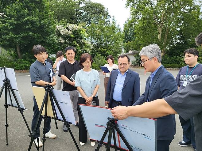7일 대구교도소 후적지를 찾은 홍성주 대구시 경제부시장과 정은주 달성군 부군수 등이 후적지 개발상황 브리핑을 듣고 있다. 이승엽기자