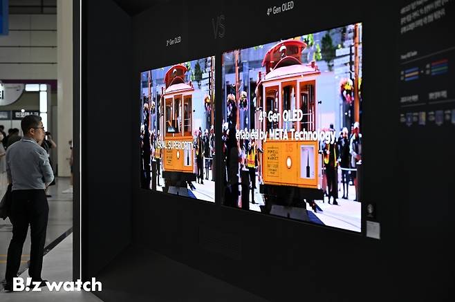 7일 서울 코엑스에서 열린 '2025 한국디스플레이산업전시회(K-Display 2025)'에 참석한 관람객들이 LG디스플레이 부스에서&nbsp;4세대 OLED 패널을&nbsp;관람하고 있다./사진=이명근 기자 qwe123@