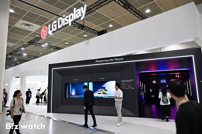 7일 서울 코엑스에서 열린 '2025 한국디스플레이산업전시회(K-Display 2025)'에 참석한 관람객들이 LG디스플레이 부스를 관람하고 있다./사진=이명근 기자 qwe123@