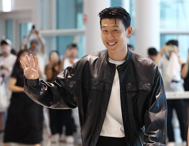 토트넘과의 결별 소식을 전한 손흥민이 5일 인천 영종도 인천국제공항 2터미널 출국장으로 향하며 손을 흔들고 있다. 손흥민은 미국프로축구(MLS) 로스앤젤레스FC(LAFC) 입단이 유력한 것으로 알려졌다.  사진=연합뉴스