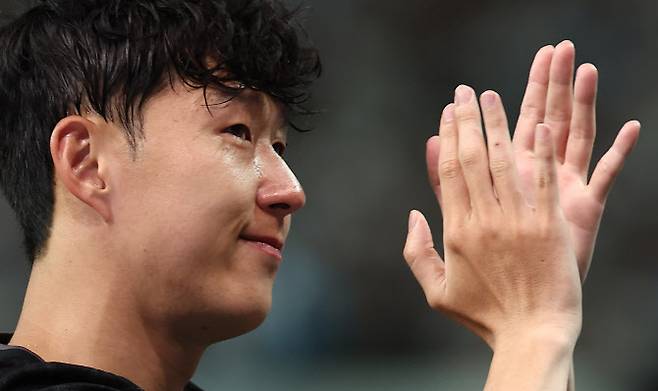 올여름 팀을 떠나기로 한 토트넘 홋스퍼 손흥민이 3일 서울월드컵경기장에서 열린 2025 쿠팡플레이 시리즈 뉴캐슬 유나이티드와의 친선경기가 끝난 뒤 팬들에게 인사하고 있다.  사진=연합뉴스