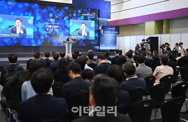 문신학 산업통상자원부 1차관이 7일 서울 강남구 코엑스에서 열린 ‘2025 한국디스플레이산업전시회 개막식’에 참석해 축사를 하고 있다. (사진=산업부)