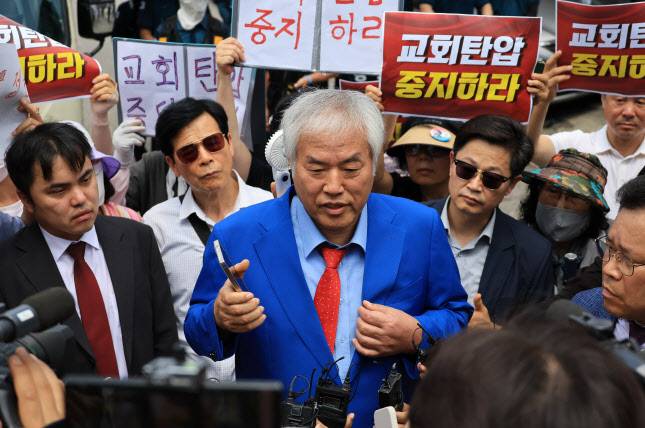 경찰이 올해 1월 발생한 서울서부지법 폭력 난동 사태에 연관됐다는 의혹을 받는 전광훈 목사와 사랑제일교회에 대해 압수수색에 나선 5일 서울 성북구 사랑제일교회에서 나온 전광훈 목사가 발언하고 있다.(사진=연합뉴스)