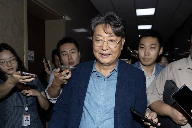 ‘주식 차명거래 의혹’이 제기된 이춘석 무소속 의원이 5일 오후 서울 여의도 국회에서 방송법 개정안에 대한 무제한토론 종결동의의 건 투표를 마치고 본회의장을 빠져나가고 있다. (사진=뉴스1)