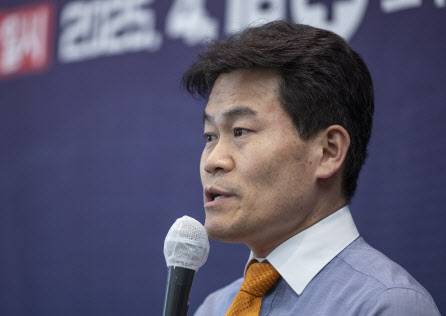 한국사 강사 전한길 씨가 지난 4월 서울 중구 프레스센터 국제회의장에서 열린 ‘국민이 국민을 지킨다! 국민수사대 출범식’에 참석해 축사하고 있다.(사진=연합뉴스)