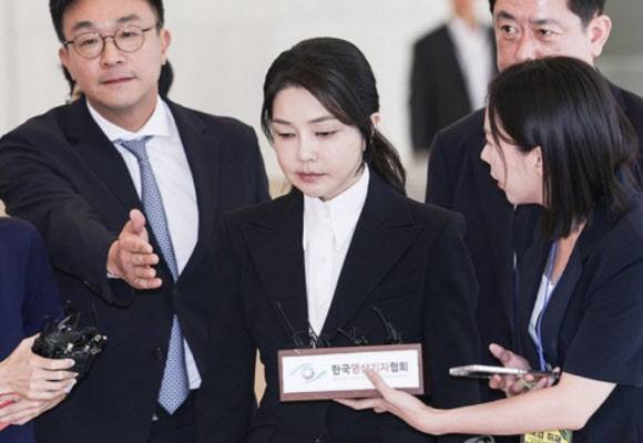 윤석열 전 대통령 부인 김건희 여사가 6일 서울 종로구 KT광화문빌딩 웨스트에 마련된 민중기 특별검사팀에 피의자 신분으로 첫 출석하고 있다. (사진=사진공동취재단)