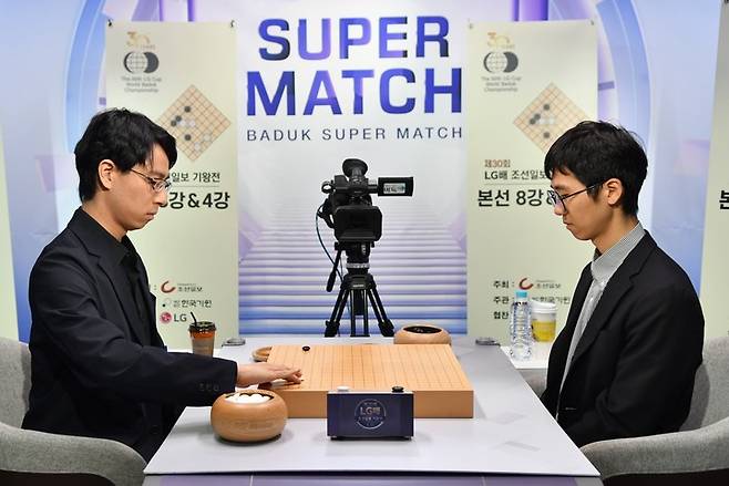 변상일 9단(오른쪽)과 이치리키 료 9단이 일전을 치르고 있다.(사진 한국기원 제공)