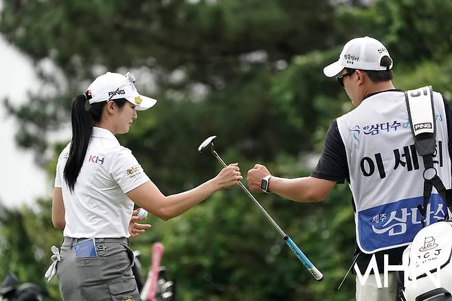이세희가 7일 열린 KLPGA 투어 제주삼다수 마스터스 1라운드에서 버디를 잡은 후 캐디와 인사하고 있다.
