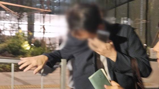 김건희씨 오빠 김진우씨가 지난달 28일 특검에서 조사를 받고 귀가하는 모습. [JTBC 보도 화면 캡처]