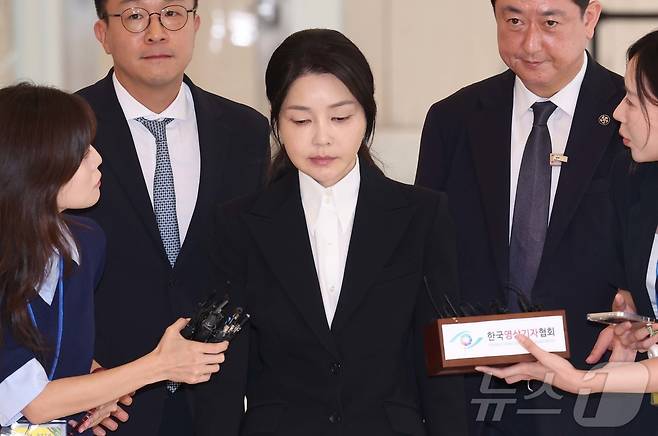 윤석열 전 대통령의 부인 김건희 여사가 6일 서울 종로구에 마련된 김건희 특검팀(특별검사 민중기) 사무실에 피의자 신분으로 출석하며 취재진의 질문을 받고 있다. 2025.8.6/뉴스1 ⓒ News1 사진공동취재단