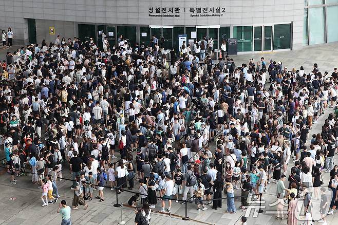 지난 3일 오전 서울 용산구 국립중앙박물관 전시실 앞 광장이 입장을 대기하는 시민들로 북적이고 있다. 2025.8.3/뉴스1 ⓒ News1 민경석 기자