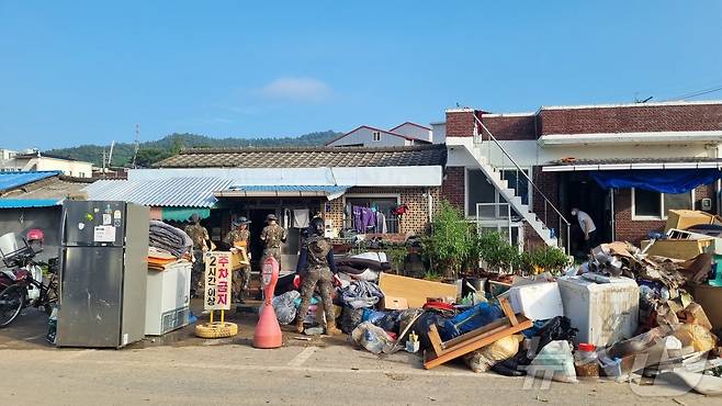 수해 피해를 입은 전남 함평군에서 육군 제8332부대 군장병들이 봉사활동을 하고 있다.(함평군 제공. 재배포 및 DB 금지) 2025.8.5/뉴스1