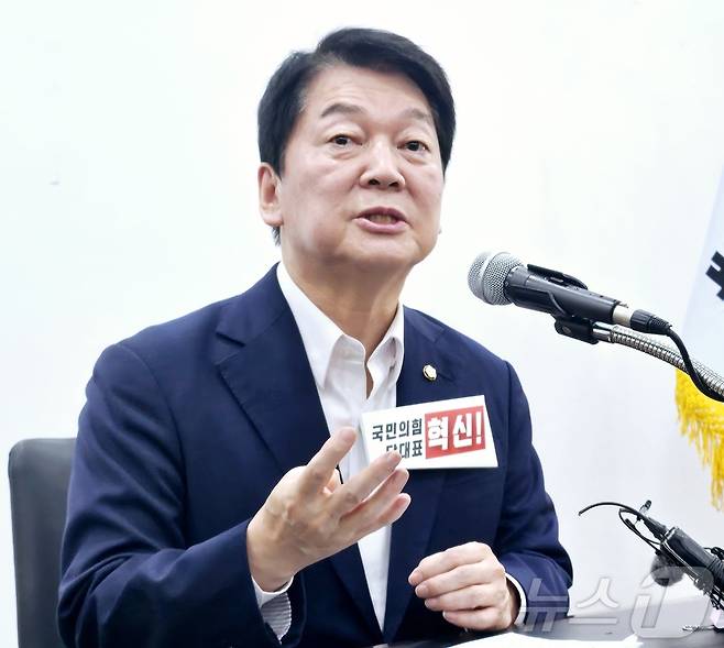 8·22 국민의힘 전당대회 당 대표 후보인 안철수 국회의원(경기 성남시 분당구갑)이 7일 오전 대구 수성구 범어동 국민의힘 대구시당 회의실에서 기자간담회를 열고 출마의 변을 밝히고 있다. 2025.8.7/뉴스1 ⓒ News1 남승렬 기자