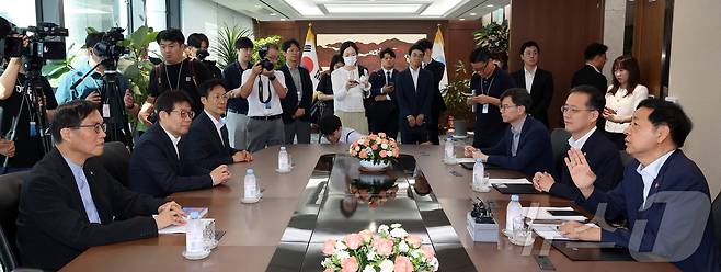 구윤철 경제부총리 겸 기획재정부 장관이 7일 서울 중구 남대문로 한국은행에서 이창용 한은 총재를 만나 대화를 나누고 있다. (공동취재) ⓒ News1 박정호 기자