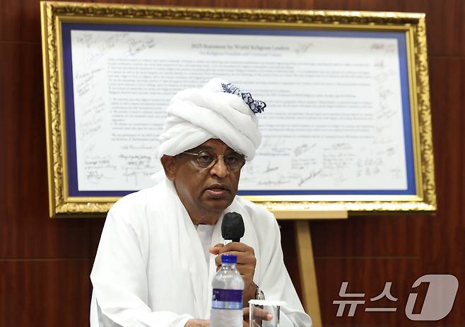 타지 하마드 UPF 세계회장이 7일 오전 서울 송파구 잠실 롯데호텔에서 열린 ‘종교의 자유와 보편적 가치를 위한 세계 종교 지도자’ 기자회견에 참석해 모두발언을 하고 있다. 2025.8.7/뉴스1 ⓒ News1 권현진 기자