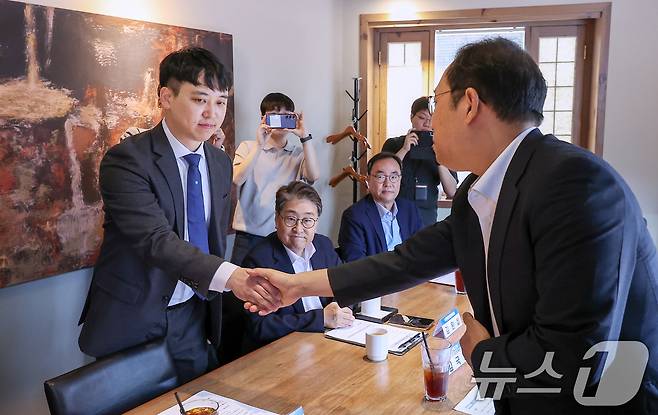 한성존 대한전공의협의회 비상대책위원장과 김국일 보건복지부 보건의료정책관이 7일 서울 중구 달개비에서 열린 수련협의체 제3차 회의에서 인사하고 있다. 2025.8.7/뉴스1 ⓒ News1 김성진 기자