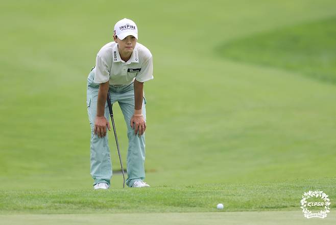 박성현이 7일 열린 KLPGA투어 제주 삼다수 마스터스 1라운드에서 15번홀 그린을 살펴보고 있다. (KLPGA 제공)