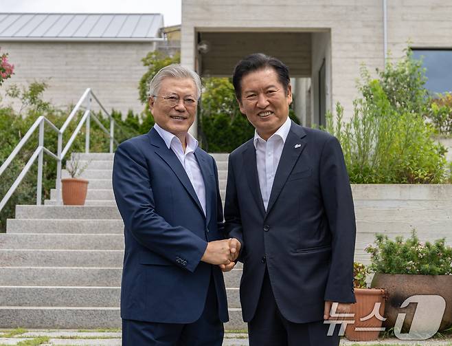 정청래 더불어민주당 대표가 7일 경남 양산시 하북면 평산마을 문재인 전 대통령 사저를 예방해 문 전 대통령과 악수하고 있다. (더불어민주당 제공. 재판매 및 DB금지) 2025.8.7/뉴스1