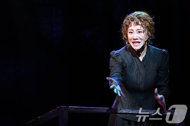 뮤지컬 배우 김소향이 7일 서울 강남구 광림아트센터 BBCH홀에서 열린 뮤지컬 '마리 퀴리' 프레스콜에서 연기를 펼치고 있다. '마리 퀴리'는 새로운 방사성 원소 라듐을 발견해 노벨상을 받은 여성 과학자 마리 퀴리의 삶을 모티브로 한 뮤지컬로 오는 10월 19일까지 공연한다. 2025.8.7/뉴스1 ⓒ News1 김성진 기자