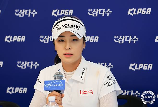 윤이나가 7일 KLPGA투어 제주 삼다수 마스터스 1라운드를 마친 뒤 기자회견에서 질문에 답하고 있다. (KLPGA 제공)