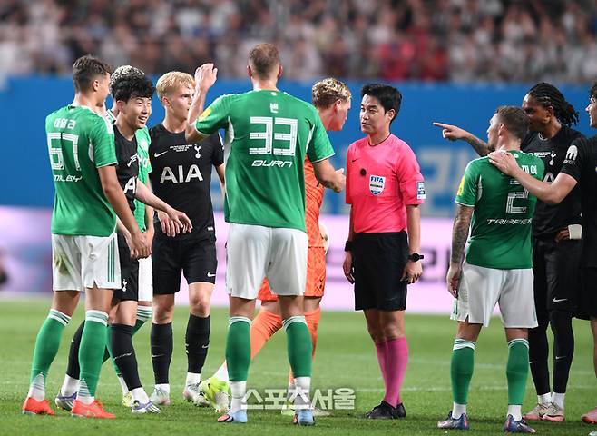 토트넘 손흥민이 3일 서울 월드컵경기장에서 열린 2025 쿠팡플레이 시리즈 뉴캐슬과 경기에서 교체 되면서 상대 선수와 인사를 하고 있다. 2025. 8. 3. 최승섭기자 thunder@sportsseoul.com