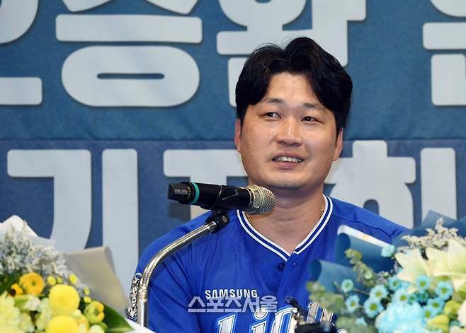 삼성 오승환이 7일 인천 연수구 오라카이송도호텔에서 진행된 은퇴 기자회견에서 취재진의 질문에 답을 하던 중 올해 초 고인이 된 어머니 얘기에 말문을 잇지 못하고 있다. 인천 | 박진업 기자 upandup@sportsseoul.com