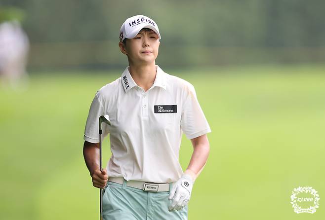 박성현이 7일 제주 서귀포 사이프러스 골프&리조트에서 열린 KLPGA투어 제주삼다수 마스터스 첫날 밝은 표정으로 이동하고 있다. 사진 | KLPGA