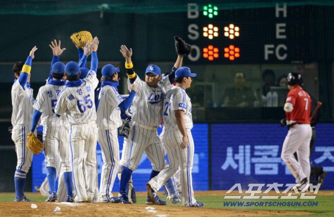 2012 프로야구 한국시리즈 5차전 삼성과 SK의 경기가 31일 잠실구장에서 열렸다. 9회초 2사 1,3루 삼성 오승환이 SK 박진만을 삼진처리하며 경기를 마무리한후 기쁨을 나누고 있다.

잠실=허상욱 기자 wook@sportschosun.com/2012.10.31/