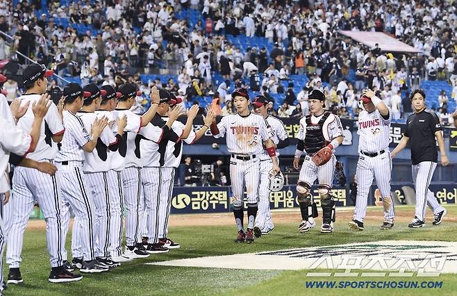 7일 서울 잠실구장에서 열린 두산-LG전. 4대3으로 승리한 LG 선수들이 하이파이브하고 있다. 잠실=정재근 기자 cjg@sportschosun.com/2025.8.7/
