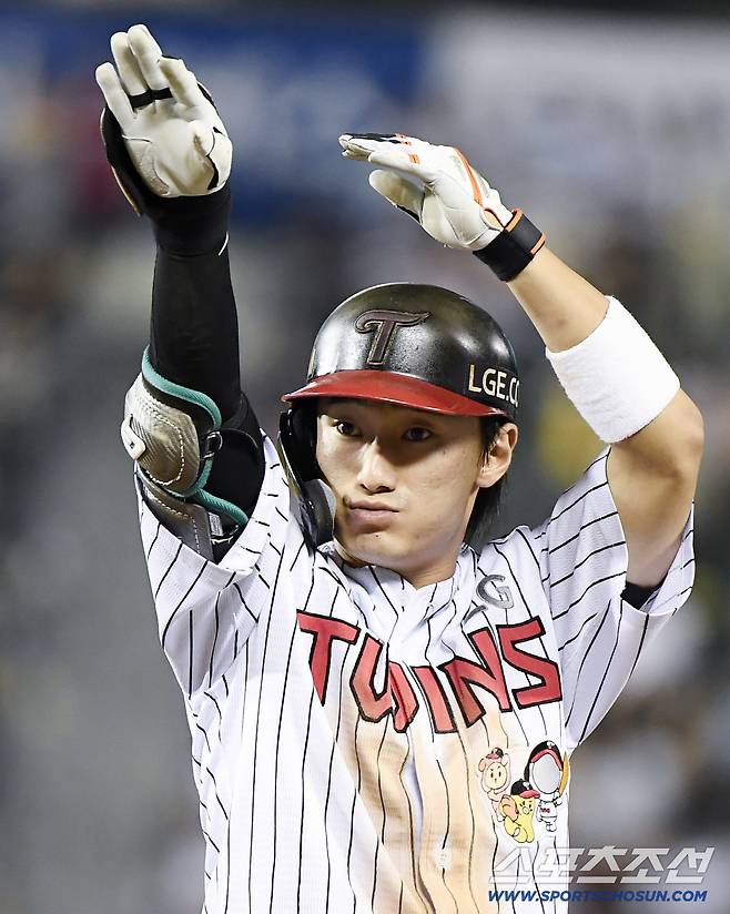 7일 서울 잠실구장에서 열린 두산-LG전. 8회말 2사 1루. 신민재가 안타를 친 후 세리머니를 하고 있다. 잠실=정재근 기자 cjg@sportschosun.com/2025.8.7/