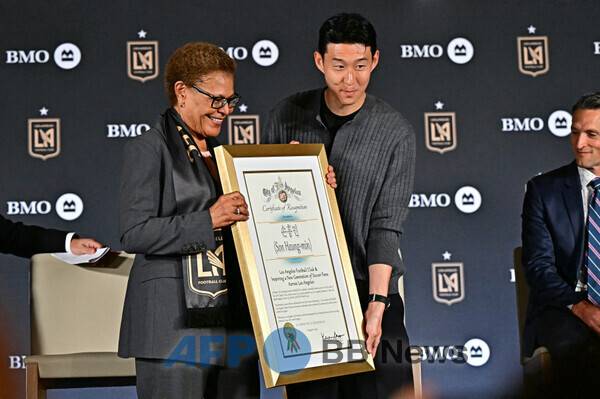 LA시장과 포즈를 취하는 손흥민. ⓒAFPBBNews = News1