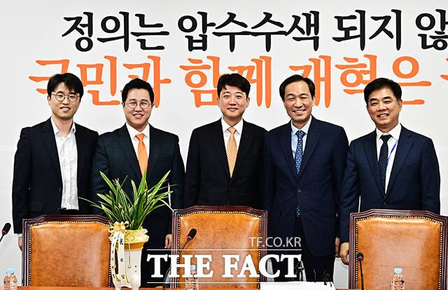 개혁신당이 정치적으로 고립될 위기에 처했다. 이준석 개혁신당 대표가 4일 오후 서울 여의도 국회에서 우상호 대통령실 정무수석을 접견하며 기념사진 촬영을 하고 있다. /국회=배정한 기자