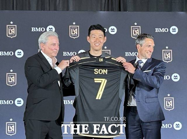 '슈퍼 쏘니' 손흥민(가운데)이 7일 오전(한국시간) LAFC 입단식에서 등번호 7번이 새겨진 유니폼을 들고 있다./LA=황덕준 언론인
