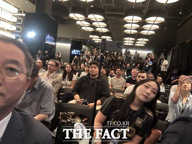 손흥민의 기자회견장에서 열띤 취재경쟁을 펼치고 있는 180여 취재진./LA=황덕준 언론인