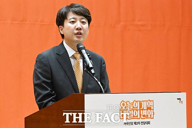 이준석 개혁신당 당대표가 더불어민주당을 탈당한 이춘석 무소속 의원의 'AI 주식 차명거래 의혹'과 관련해 "단순 탈당으로는 충분하지 않다"며 정부 차원의 철저한 수사와 제도 개선을 촉구했다. /남용희 기자