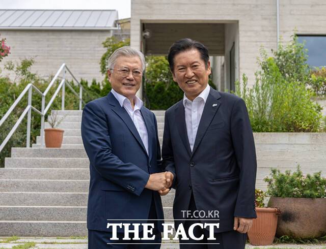 정청래 더불어민주당 대표(오른쪽)가 7일 경남 양산 평산마을을 찾아 문재인 전 대통령을 예방하고 있다. /더불어민주당