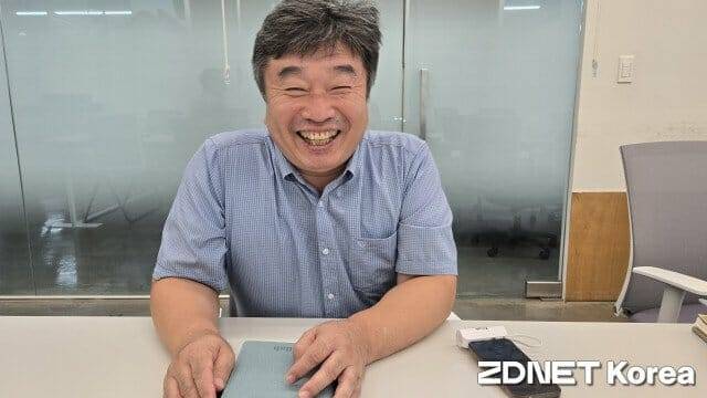 지디넷코리아와 인터뷰에서 채 대표가 활짝 웃고 있다.