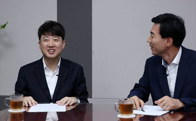 오세훈 시장의 결단을 촉구한 이준석 대표는 보수 세력의 이합집산 가능성을 부인하지 않았다. 그러면서 누구를 중심으로 판이 형성되는지를 분명히 할 필요가 있다고 강조했다.