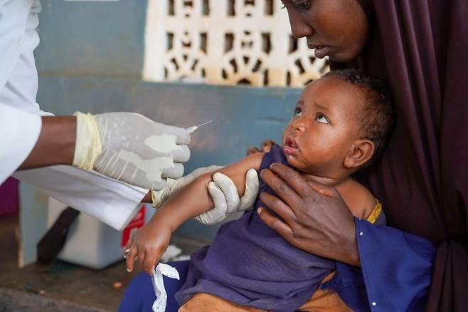 5월 소말리아 남서부에 위치한 딘소르 지역에서 11개월 된 영아가 국제구조위원회(IRC)와 세계백신면역연합(Gavi)의 지원으로 생애 첫 예방접종을 받고 있다. 국제구조위원회