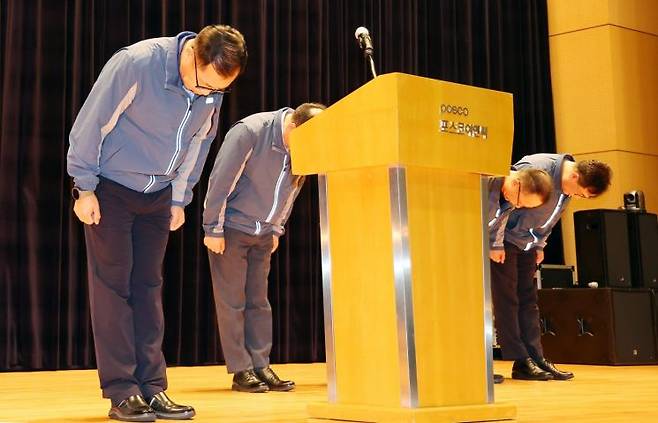 정희민 포스코이앤씨 사장이 29일 인천 송도 본사에서 연이은 현장 사망사고와 관련한 담화문 발표에 앞서 관계자들과 사과 인사하고 있다. 연합뉴스