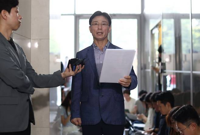 업무상 과실치사 혐의로 고발된 임성근 전 해병대 1사단장이 피의자 신분으로 조사를 받기 위해 7일 서울 서초동 순직해병특검팀으로 출석하며 입장문을 읽고 있다. 연합뉴스