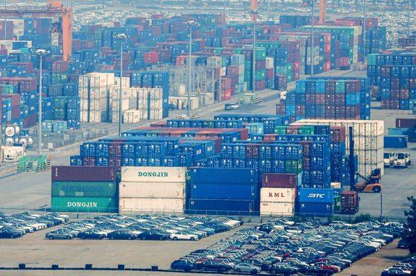 도널드 트럼프 미국 대통령이 8월1일부터 모든 한국산 수입품에 25%의 상호관세를 부과하겠다고 밝힌 가운데 8일 경기 평택항 수출 야적장에 수출을 앞둔 자동차가 선적대기 하고 있다. 2025.7.8. 강진형 기자